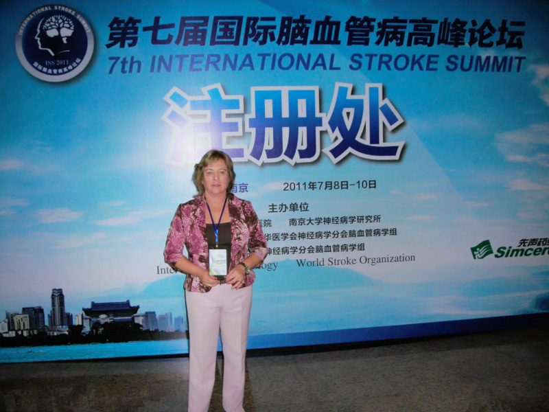 Dra. Marilda Lipp dando conferencia como convidada em Beijing,na China.